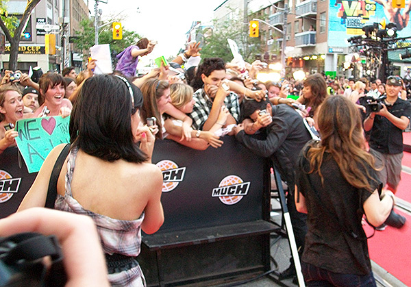 Taylor Lautner gets some love